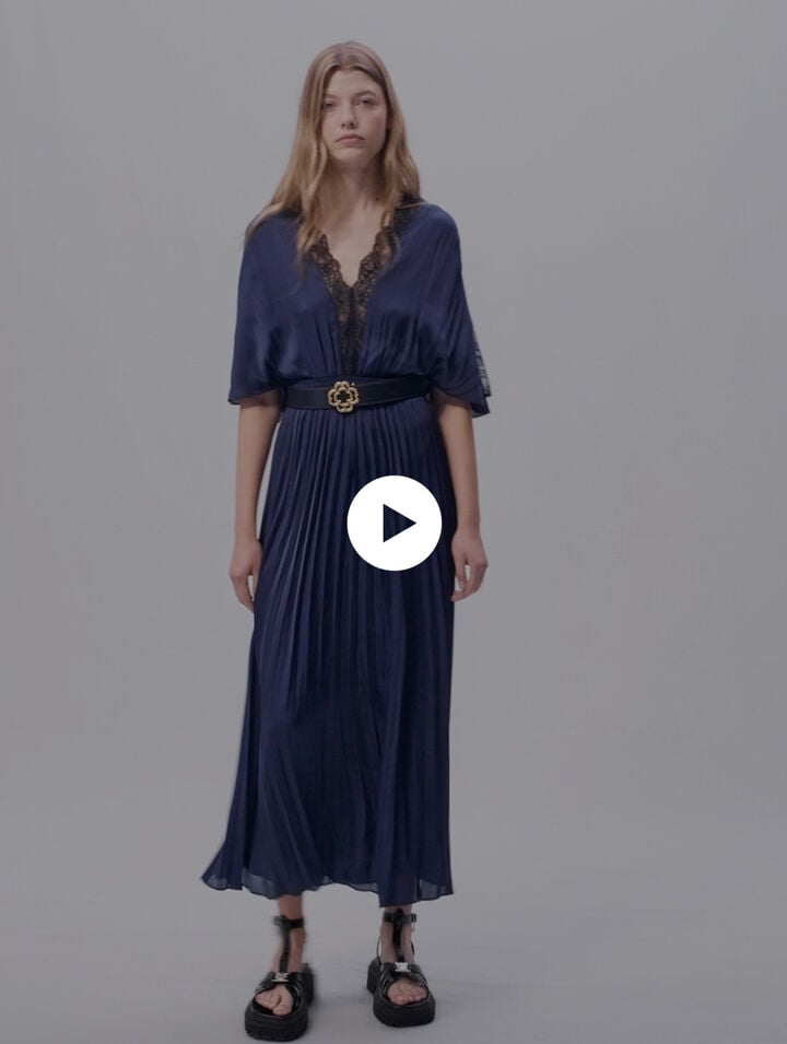 Robe longue pliss&eacute;e avec dentelle