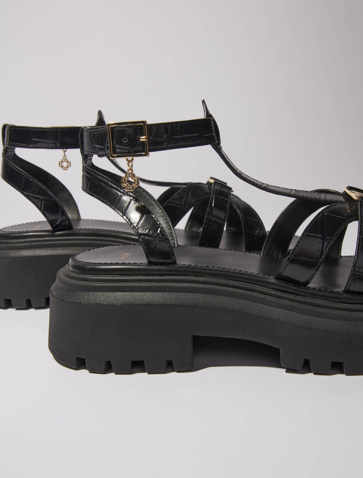 Flat sandals with tread