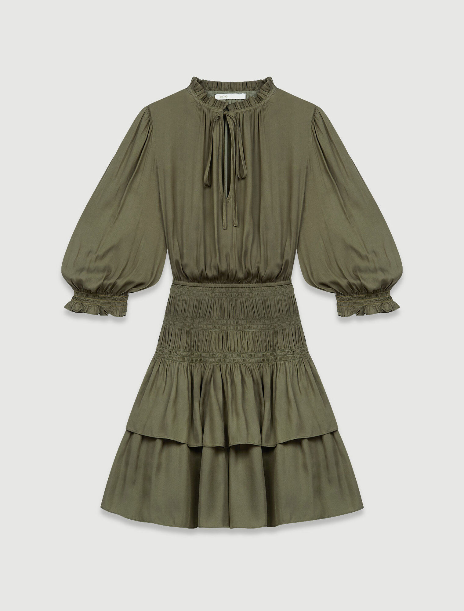 Robe en satin smockée à volants