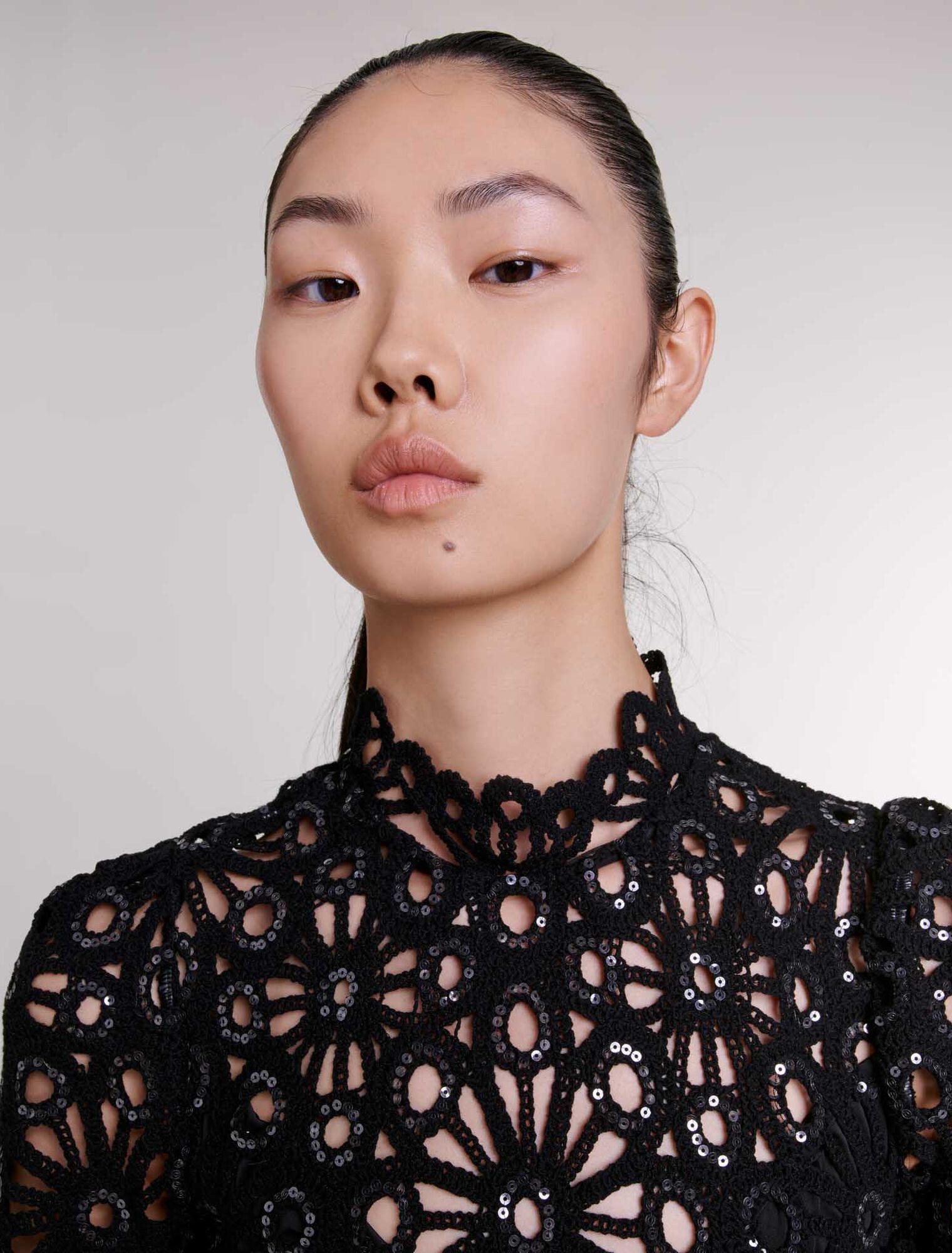 Robe dos nu en crochet et sequins
