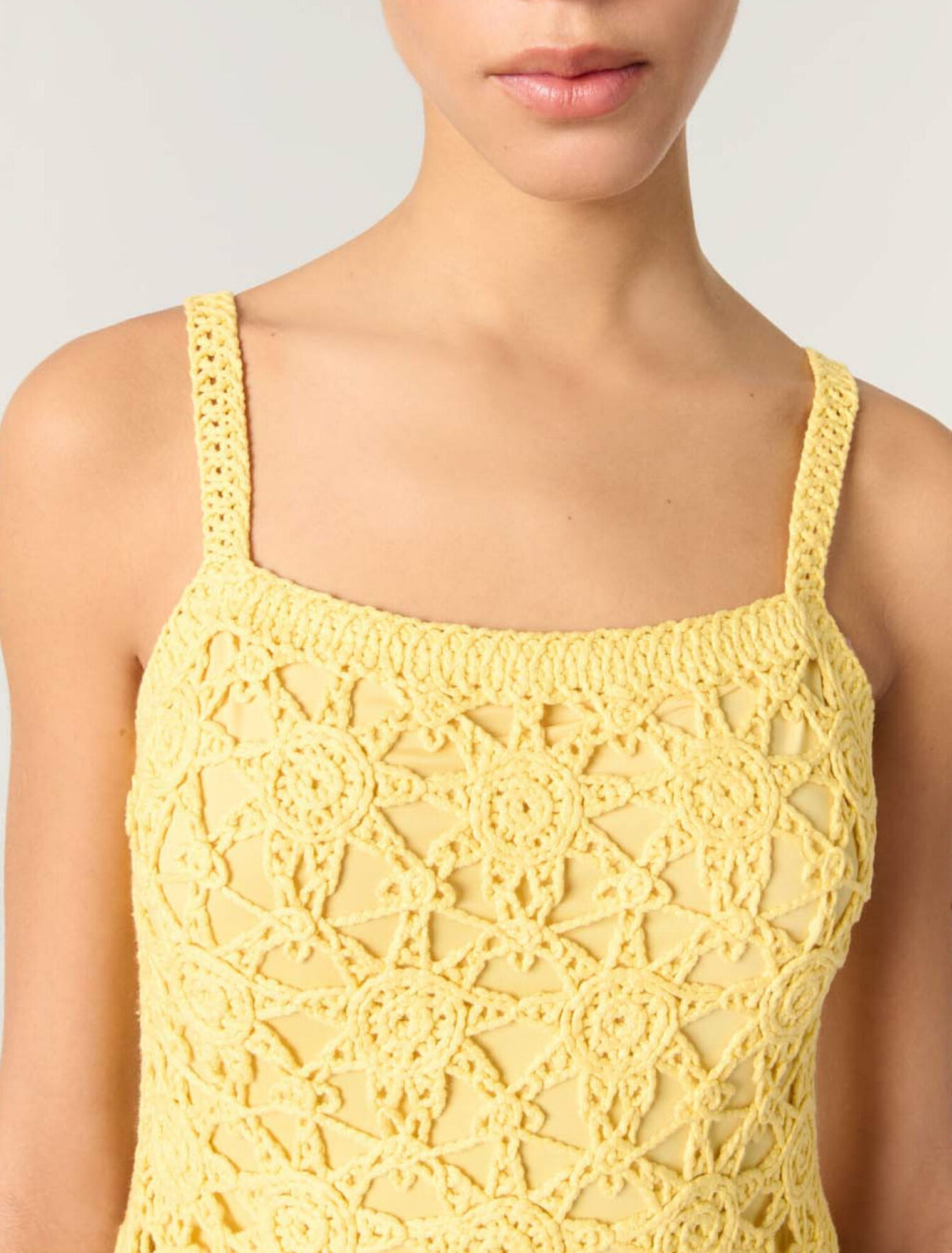 Robe courte &agrave; bretelles en crochet