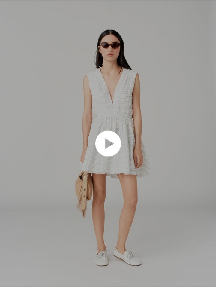 Robe courte &eacute;vas&eacute;e et dos ouvert