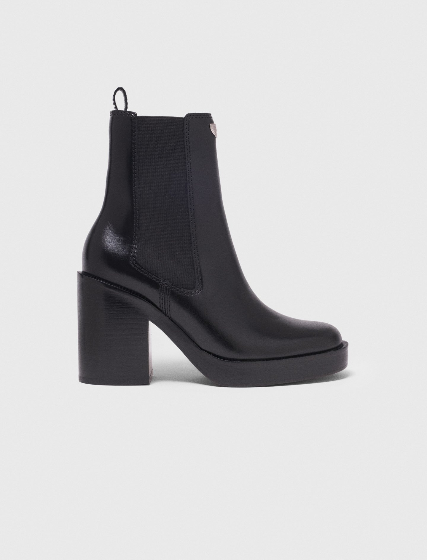 CHELSEA BOOTS
